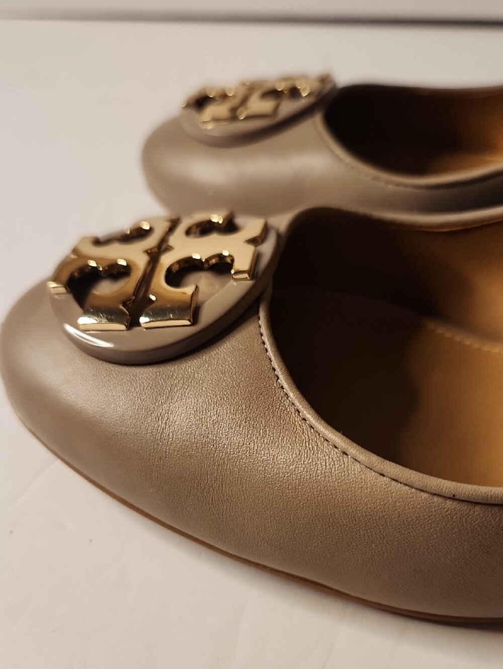Tory Burch Taupe Leather Logo Medallion Claire Pumps Size 6.5 - Picture 4 of 14